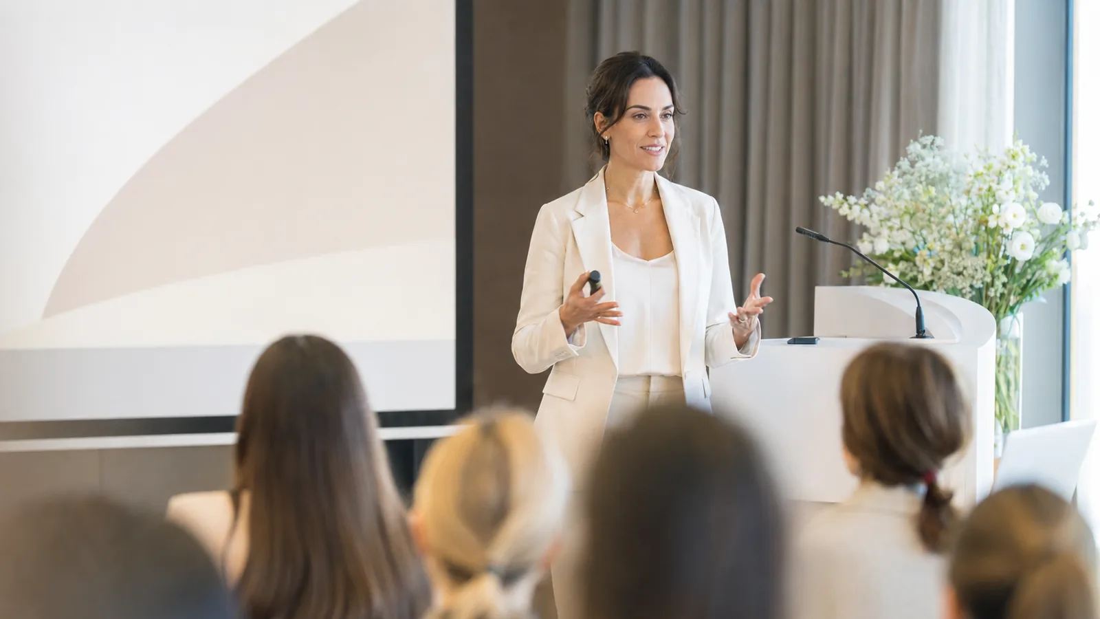 Collaboration entre une marque et un médecin expert (KOL) en médecine esthétique