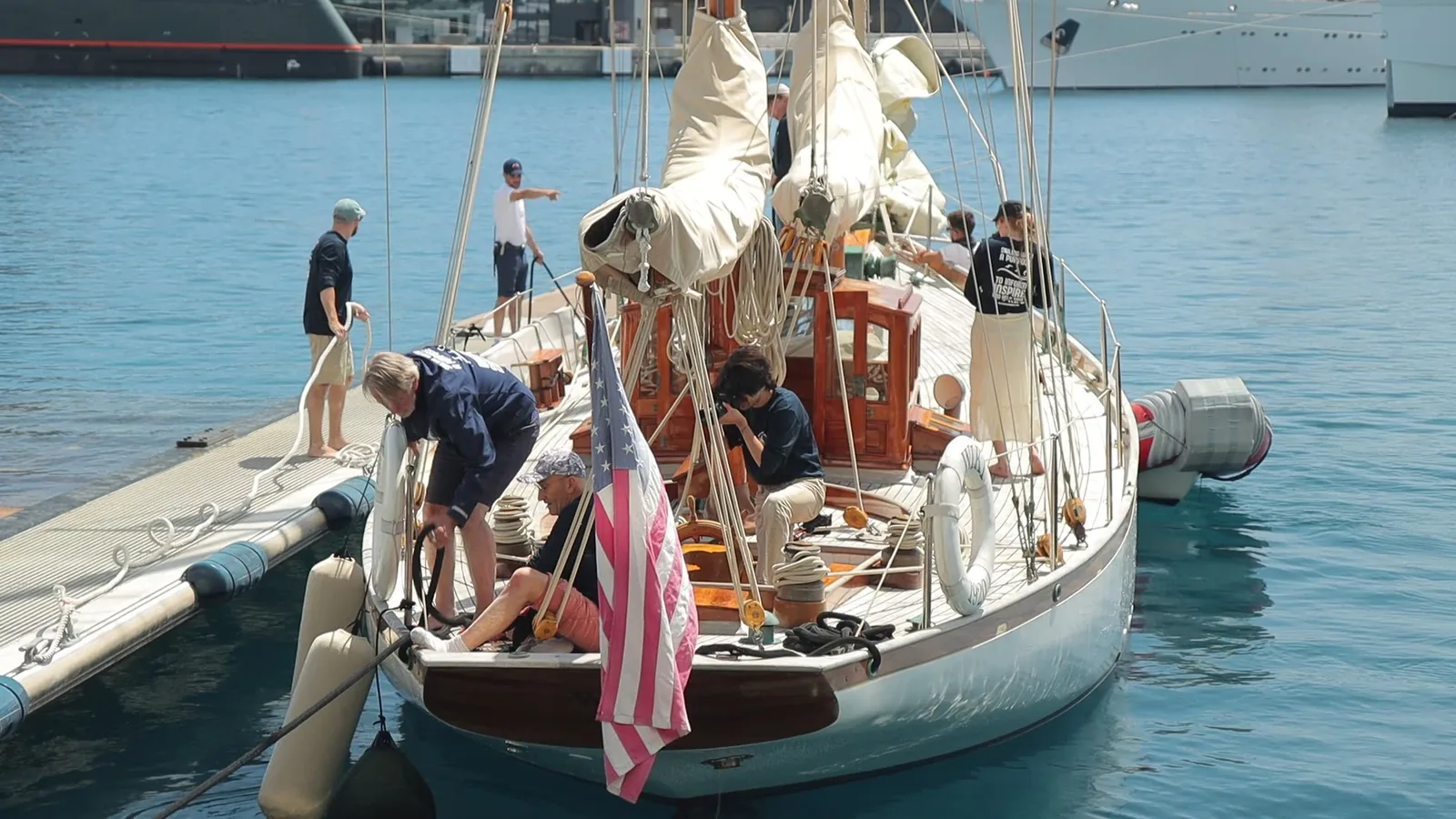 L'équipage prépare le voilier WIKI à quai avant le départ de l'expédition Help Save The Med