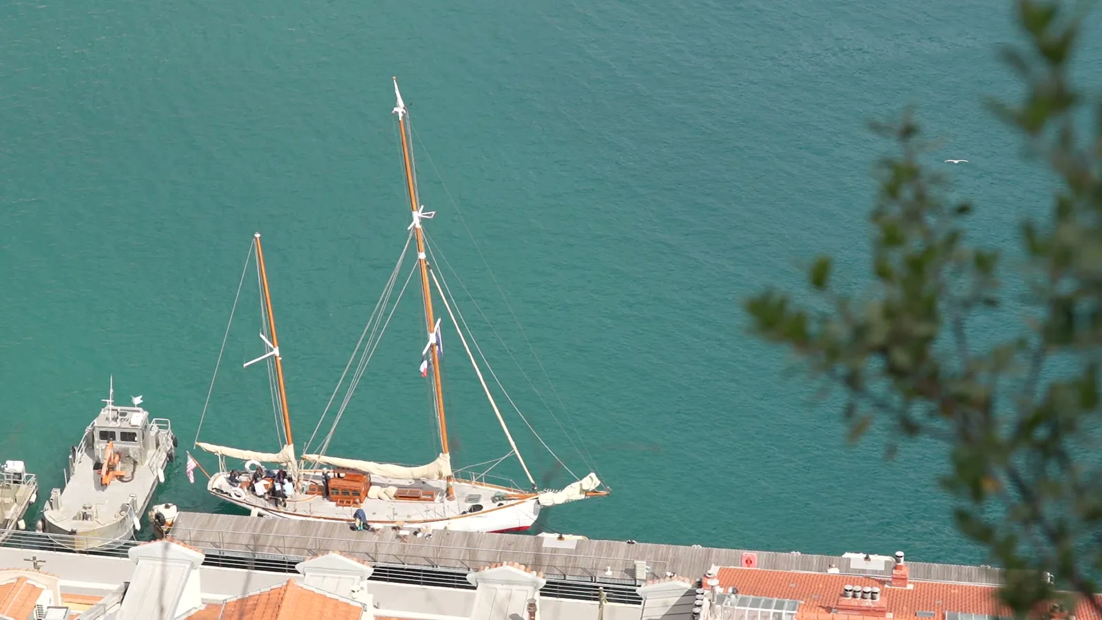 Le voilier WIKI amarré dans les eaux turquoise de la Méditerranée à Monaco